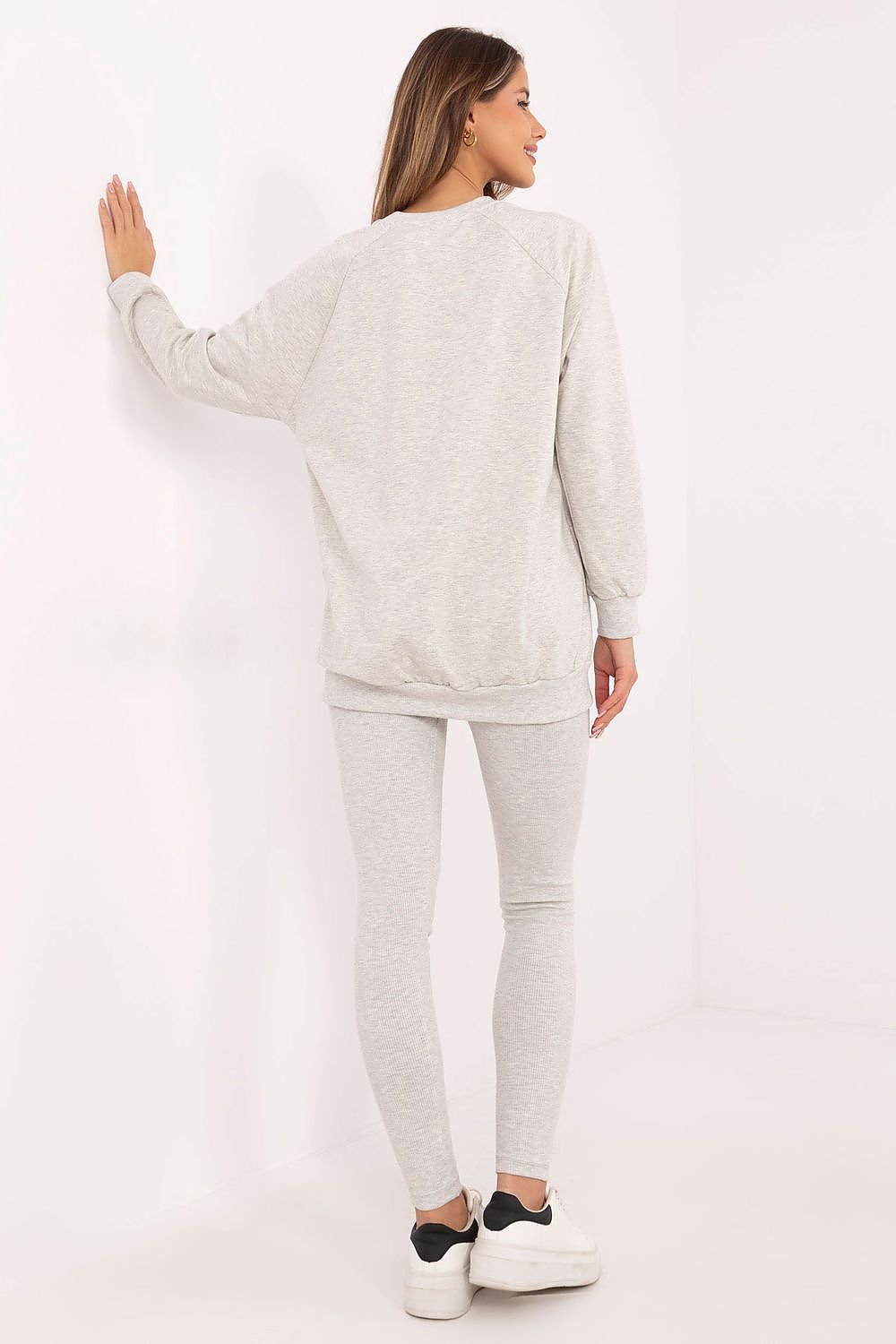 Elevate Comfort Set – Chic Sweatshirt & Leggings Duo