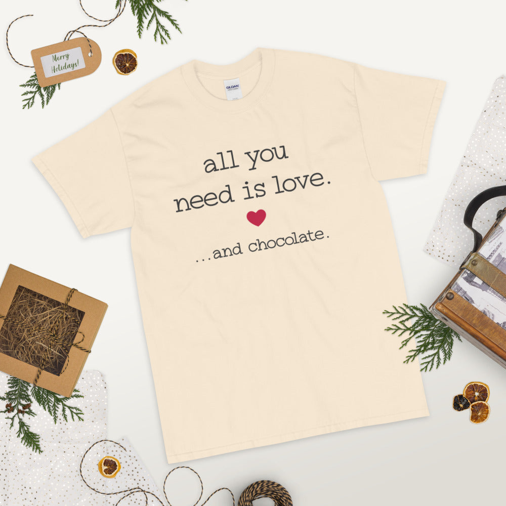 All you need is love and Chocolate Men's T-Shirt - Natural / S - Sport Finesse